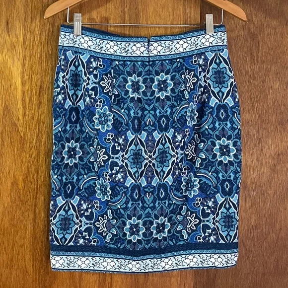 LOFT Floral Blue Skirt Knee-Length Sz 6 - Picture 2 of 6